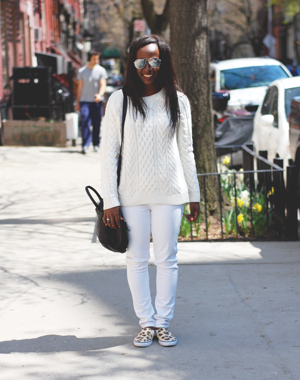 white outfit, white jeans, wearing white in spring, how to wear white jeans