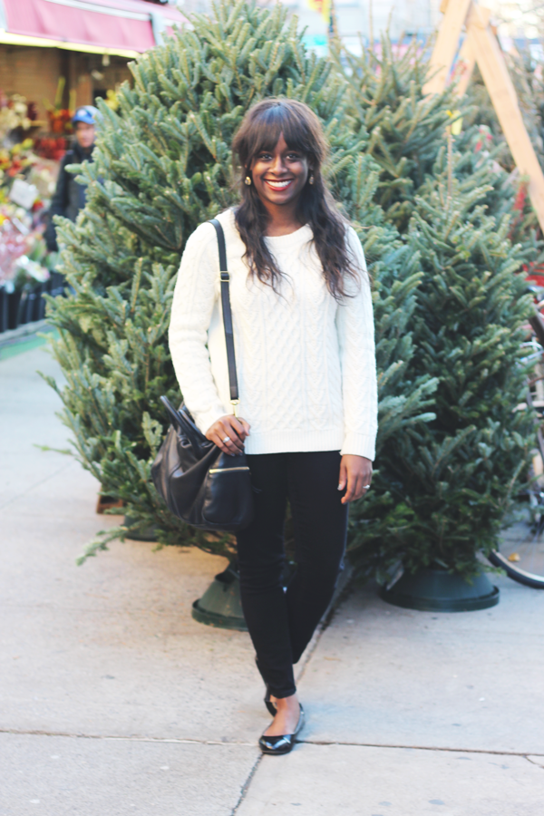 christmas nyc, christmas outfit casual, red lip christmas, white oversized sweater, black skinny jeans